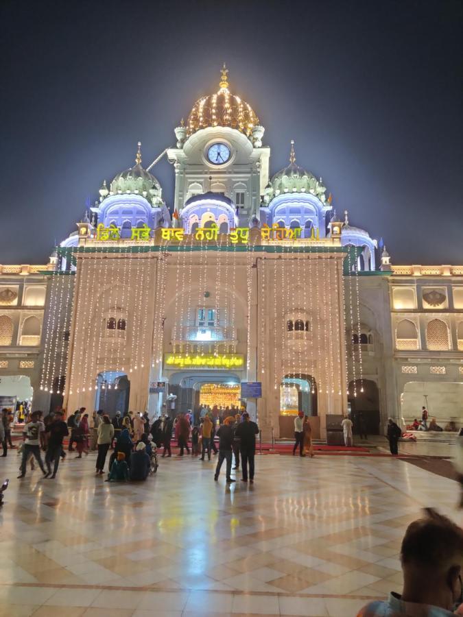 Hotel 56 - 200 Meter From Golden Temple Amritsar Bagian luar foto