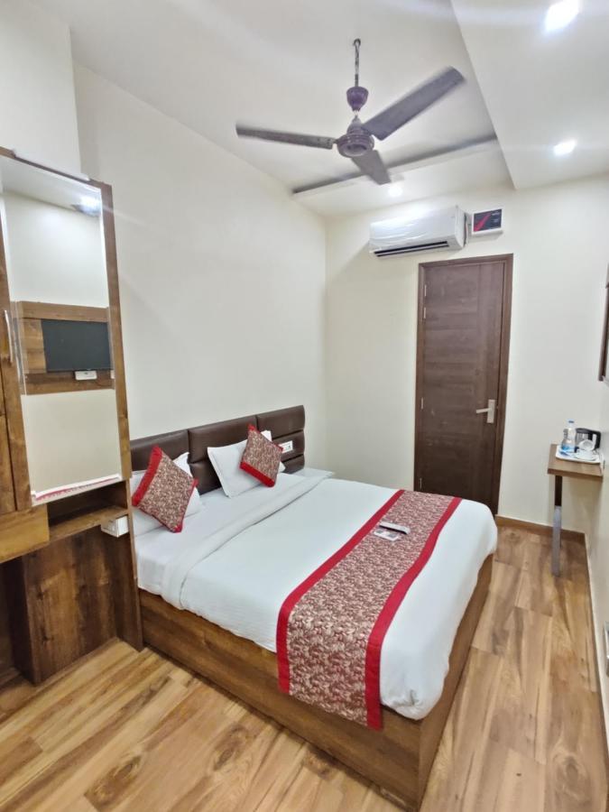 Hotel 56 - 200 Meter From Golden Temple Amritsar Bagian luar foto