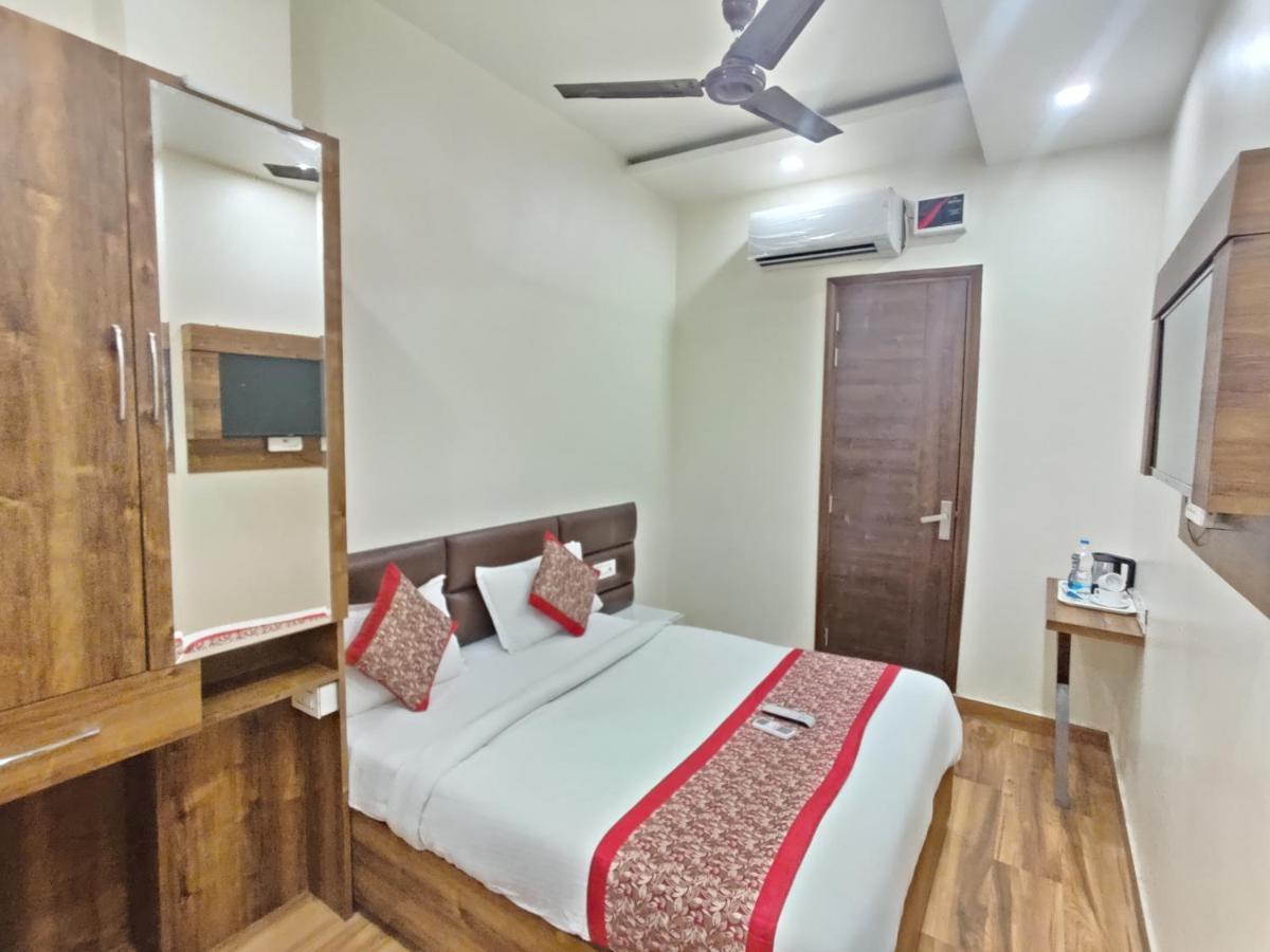 Hotel 56 - 200 Meter From Golden Temple Amritsar Bagian luar foto