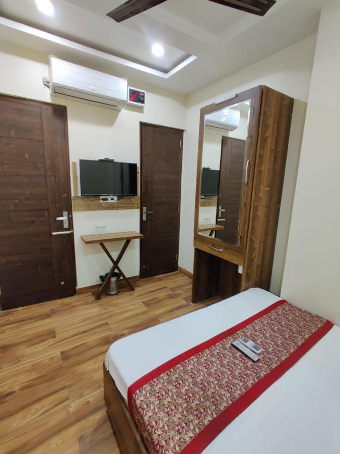 Hotel 56 - 200 Meter From Golden Temple Amritsar Bagian luar foto
