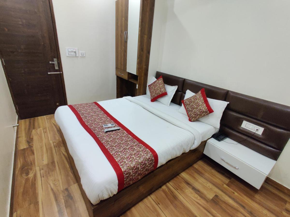 Hotel 56 - 200 Meter From Golden Temple Amritsar Bagian luar foto