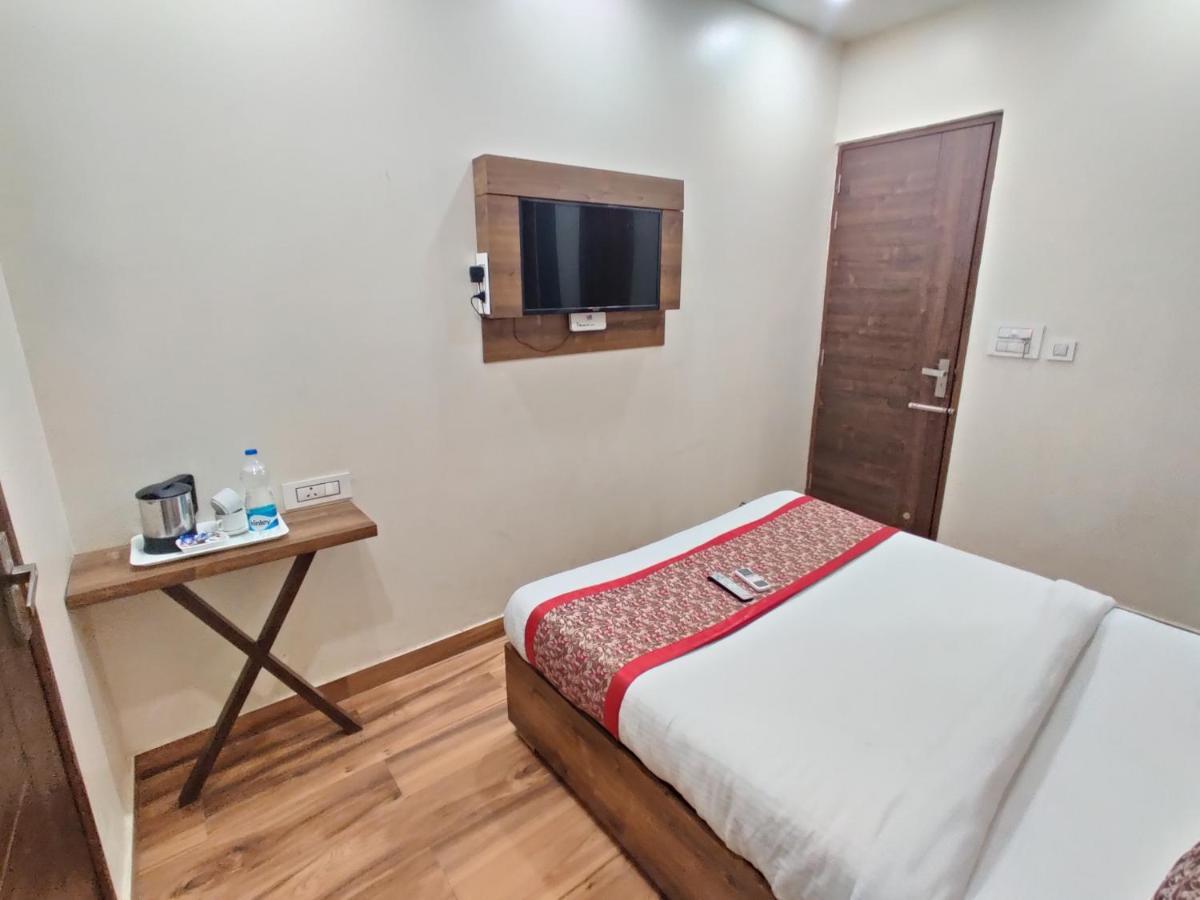 Hotel 56 - 200 Meter From Golden Temple Amritsar Bagian luar foto