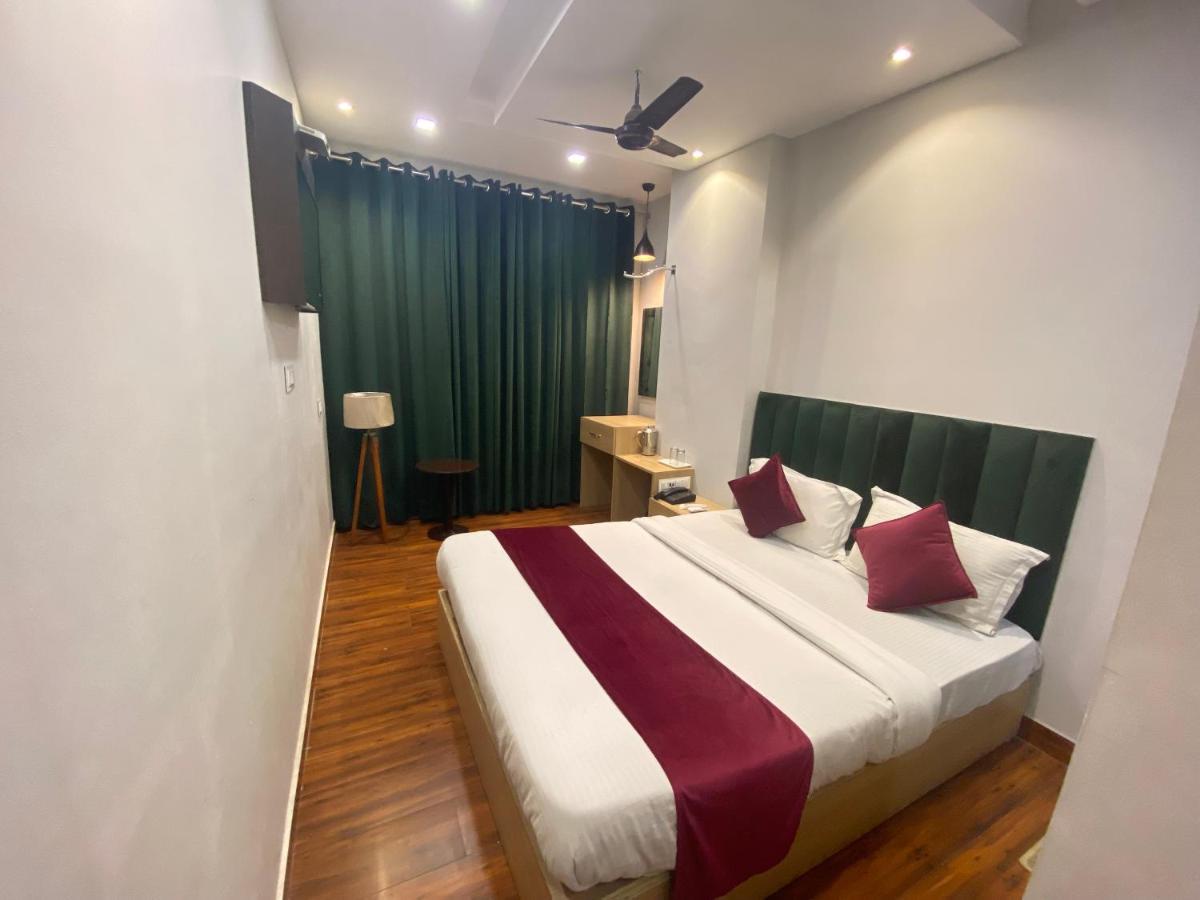 Hotel 56 - 200 Meter From Golden Temple Amritsar Bagian luar foto
