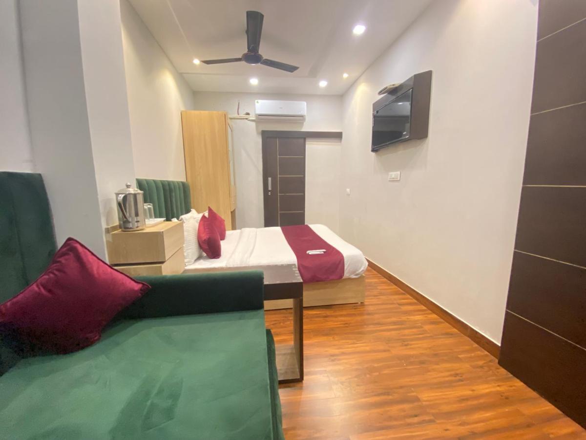 Hotel 56 - 200 Meter From Golden Temple Amritsar Bagian luar foto