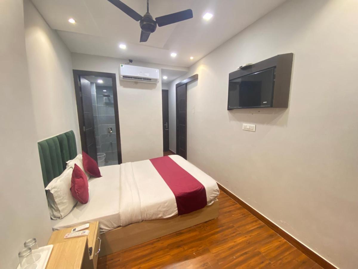 Hotel 56 - 200 Meter From Golden Temple Amritsar Bagian luar foto