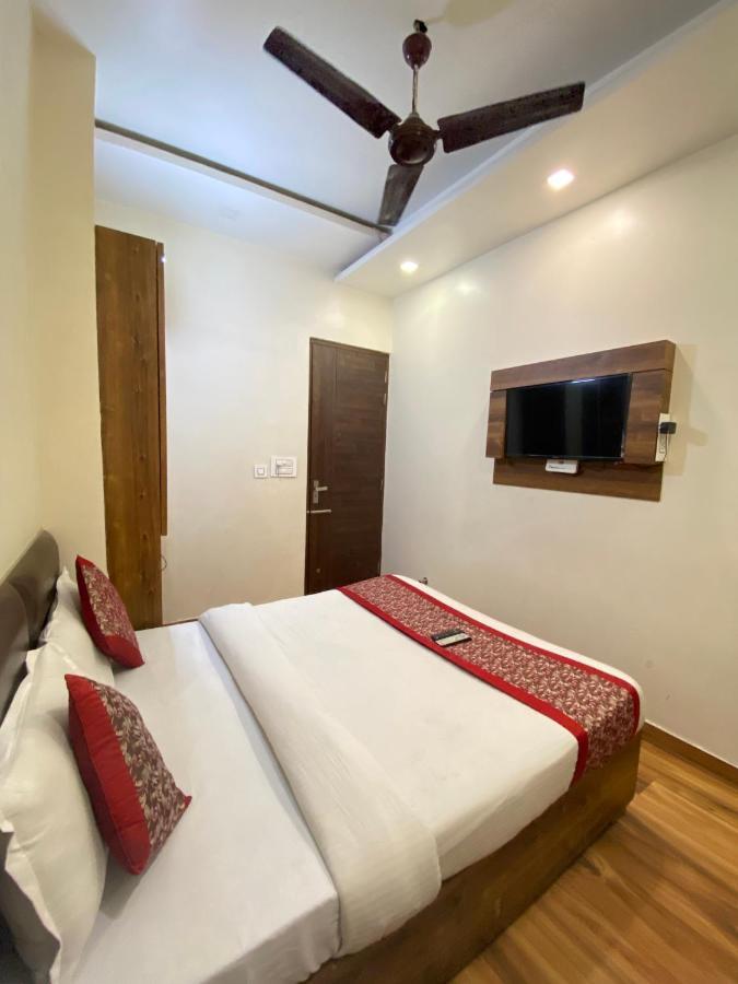 Hotel 56 - 200 Meter From Golden Temple Amritsar Bagian luar foto